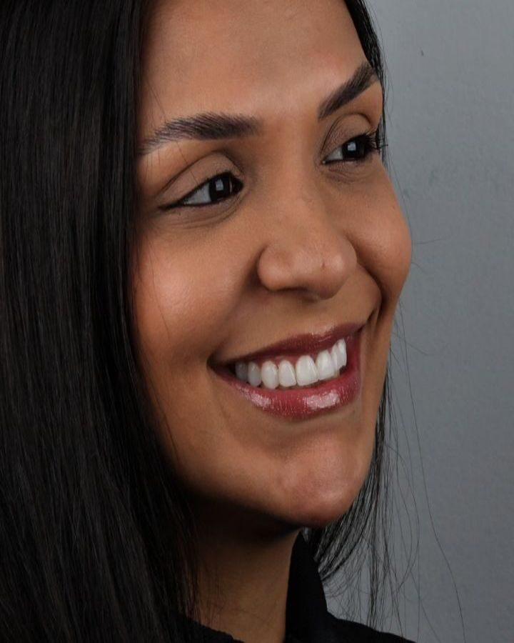 Paciente sorrindo após o tratamento
